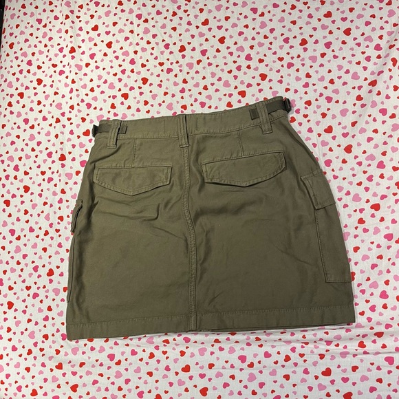 TNA micro cargo skirt in size 2 army green ๐๐ NEVER WORN - Picture 5 of 5